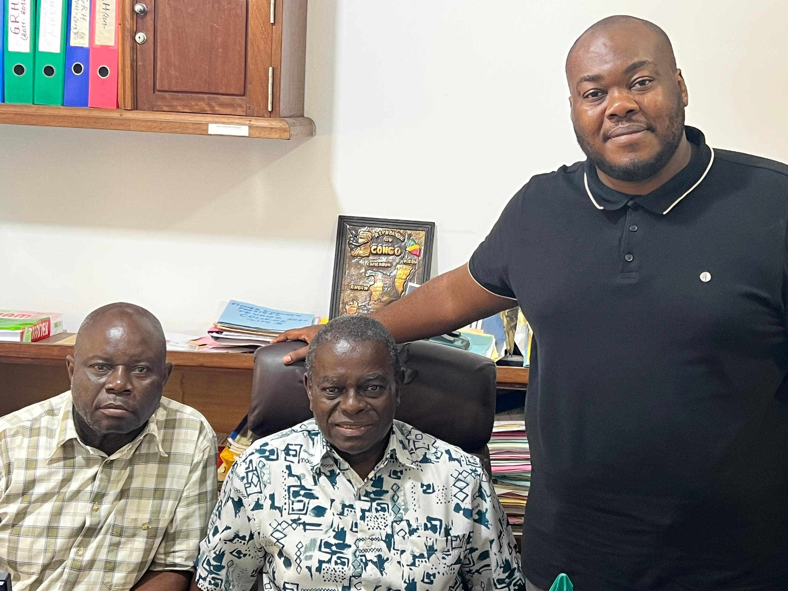 Alain Steven Makosso-Della, co-fondateur, avec la direction de l'établissement.